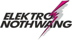 Logo des Elektrofachbetriebs Elektro Nothwang. Schwarzer Schriftzug „ELEKTRO NOTHWANG“ mit einem pinkfarbenen Blitzsymbol, das diagonal durch das Logo verläuft.