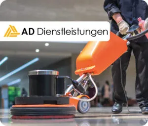 Reinigungsmaschine im Einsatz auf einem Boden mit eingeblendetem Logo von AD Dienstleistungen.