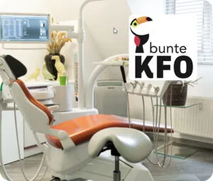 Moderner Behandlungsraum der Praxis Bunte KFO mit kieferorthopädischem Behandlungsstuhl, zahnmedizinischen Geräten und eingeblendetem Praxislogo.