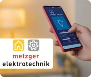 Smartphone zur Steuerung eines Smart-Home-Systems mit eingeblendetem Logo von Metzger Elektrotechnik.