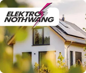 Logo von Elektro Nothwang vor einem modernen Einfamilienhaus mit Photovoltaikanlage auf dem Dach.