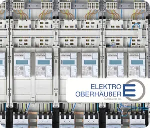 Schaltschrank mit Stromzählern und Elektroinstallationen sowie eingeblendetem Logo von Elektro Oberhäußer.