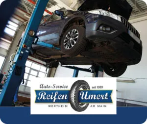 Fahrzeug auf einer Hebebühne in einer Kfz-Werkstatt mit eingeblendetem Logo von Reifen Umert.