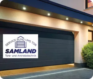 Sektionaltor an einem modernen Wohngebäude mit eingeblendetem Logo von Samland Tore und Antriebstechnik.