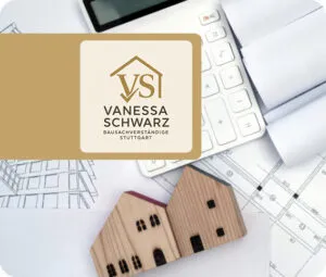 Logo von Vanessa Schwarz vor Bauplänen, Taschenrechner und Holzhaus-Modellen.